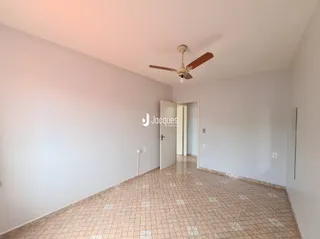 Interior de um ambiente com paredes brancas e piso de cerâmica.