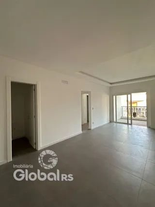 Uma vista interna de um corredor com porta aberta em um imóvel.
