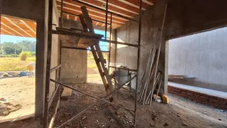 A foto mostra uma estrutura de concreto em construção.