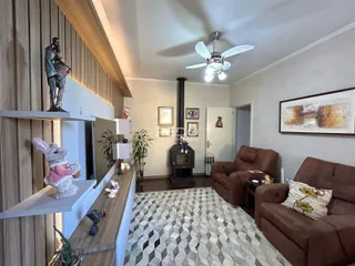 Sala de estar com decoração de madeira e sofá marrom.