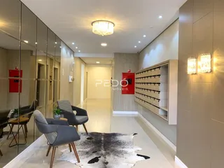 Interior de uma sala de estar moderna com piso claro e móveis de design.