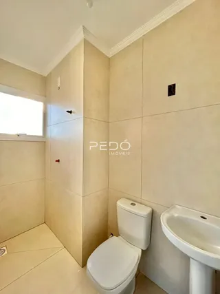 Foto de um banheiro interno em uma propriedade.