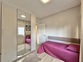 Quarto com cama e espelho em um imóvel no Brasil.
