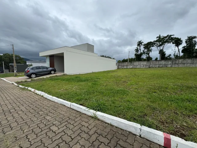 Fachada de uma casa moderna com jardim gramado em Lajeado, Brasil.