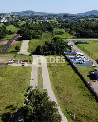 Vista aérea de uma propriedade com áreas verdes e vegetação no Brasil.