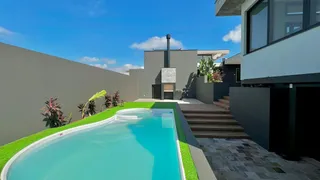 Foto externa mostrando uma piscina e área de jardim de uma residência em Lajeado, Brasil.