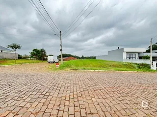 Vista da fachada de uma propriedade em Lajeado, Brasil, com área pavimentada e gramado.