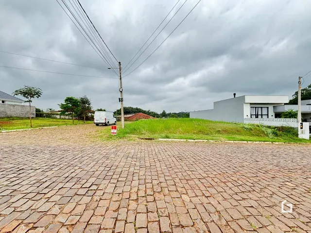 Vista da fachada de uma propriedade em Lajeado, Brasil, com área pavimentada e gramado.