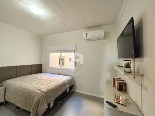 Quarto com cama e janela em um apartamento.