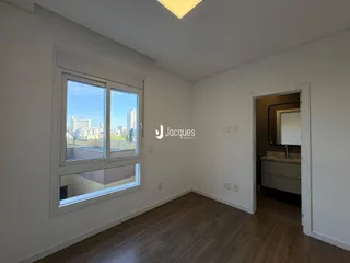 Sala de estar com grande janela de vista para a cidade.