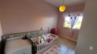 Quarto com cama e cômoda em ambiente interno.