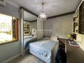 Quarto com janela e espelho em ambiente residencial.