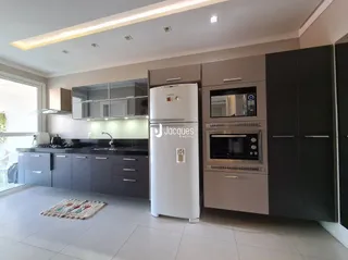 Foto de uma cozinha moderna com armários cinzas e eletrodomésticos em aço inoxidável.