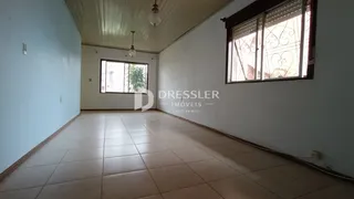 Sala de estar com piso de cerâmica e paredes brancas.