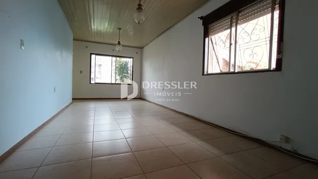Sala de estar com piso de cerâmica e paredes brancas.