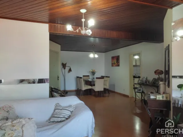Quarto com cama de casal e teto de madeira aparente.