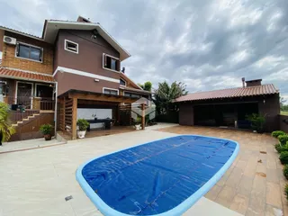 Fachada de uma residência em Lajeado, Brasil, com área externa e piscina inflável.