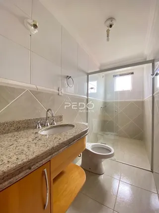 Foto de um banheiro interno com pia e vaso sanitário em Lajeado.