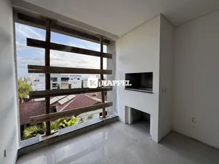 Vista da janela de uma sala com vista para telhados vizinhos.