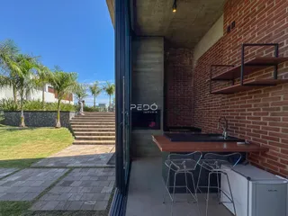 Vista da cozinha e área externa de uma residência em Lajeado, Brasil.
