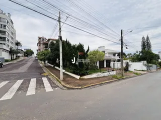 Vista da fachada de uma residência na rua em Lajeado.
