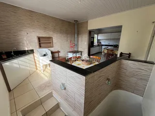 Ambiente interno de uma área de convivência com revestimentos de cerâmica em Lajeado, Brasil.