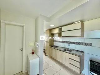Esta é uma foto de uma cozinha com armários e bancada de granito.