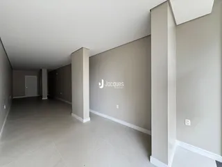 Vista do corredor interno de uma residência em Lajeado.