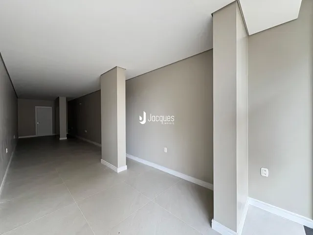 Vista do corredor interno de uma residência em Lajeado.