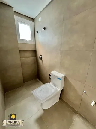 Corredor interno com paredes revestidas em cerâmica.