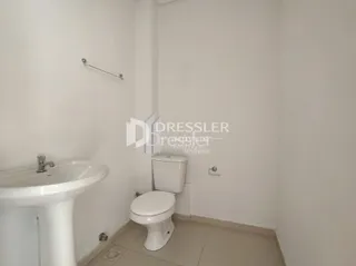 Foto de um banheiro interno com pia e vaso sanitário.
