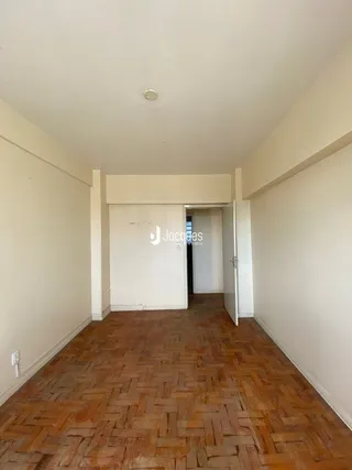 Foto de um corredor interno com piso de tijolo aparente.