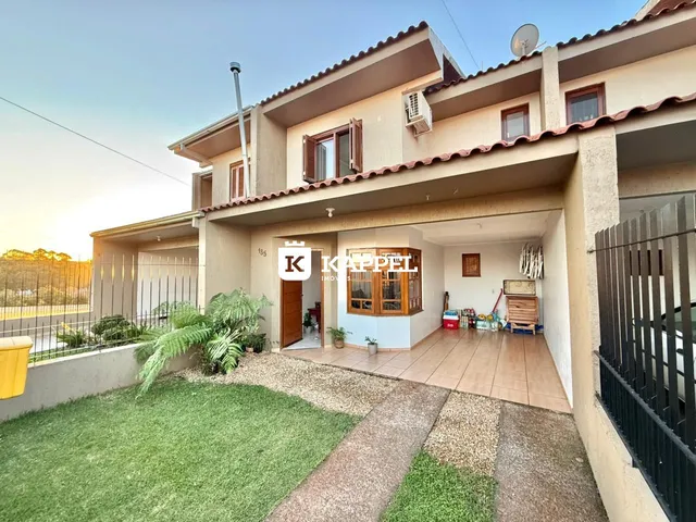 Fachada de uma residência em Lajeado, Brasil, com jardim frontal e área coberta.