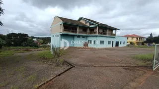 Fachada de uma casa em Lajeado, Brasil, com área externa gramada.