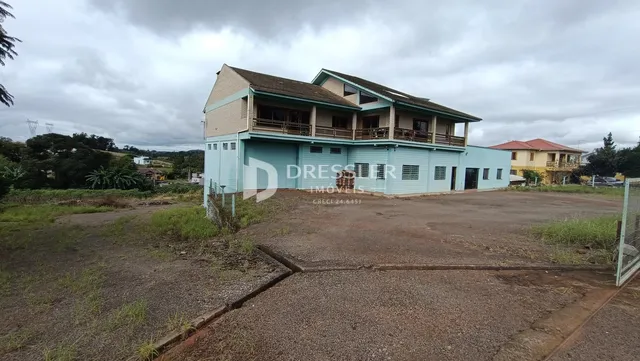 Fachada de uma casa em Lajeado, Brasil, com área externa gramada.