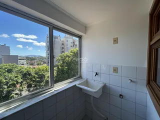 Banheiro com piso de cerâmica e paredes brancas em Lajeado.