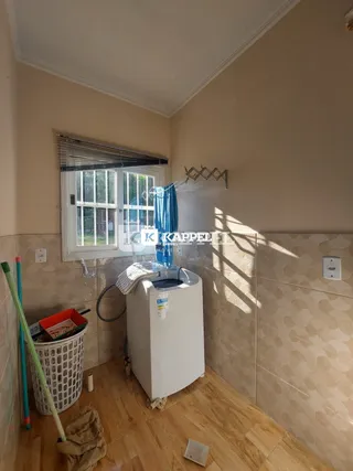 Foto de um ambiente interno com piso de madeira e janela.