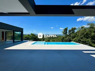 Piscina externa com vista para a paisagem verde.