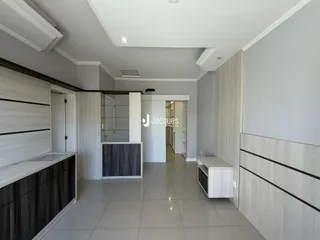 Corredor com paredes cinzas claras e piso de cerâmica.