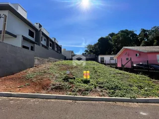 Vista externa de casas em Lajeado, Brasil, com área de terreno em primeiro plano.