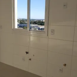 Parede interna com painéis brancos em um imóvel.