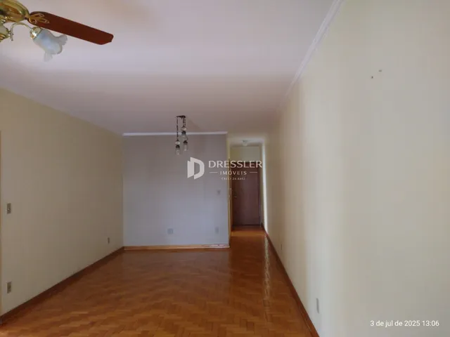 Foto de um corredor interno de uma residência.