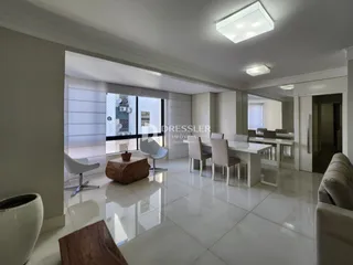 Sala de estar com piso de cerâmica clara e ambiente iluminado.