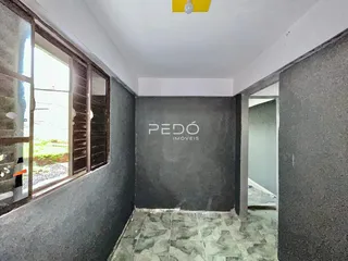 Hall de entrada com janela mostrando a área externa.