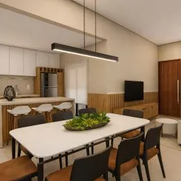 Sala de jantar com mesa e cadeiras em um ambiente claro.