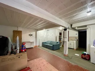 Interior de uma sala ampla em reforma na Lajeado, Brasil.