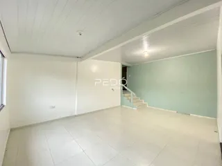 Foto de um ambiente interno com piso de cerâmica e paredes brancas.
