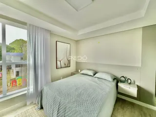 Quarto com grande janela e luz natural.