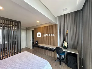 Quarto com cama de casal e parede de madeira ripada.
