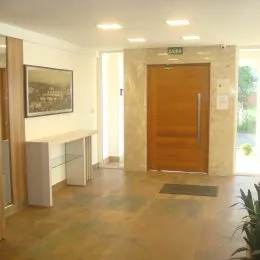 Foto de um ambiente interno com piso de madeira clara.